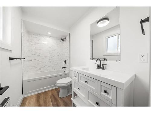 15 Pine Street, Hamilton, ON - Indoor Photo Showing Bathroom