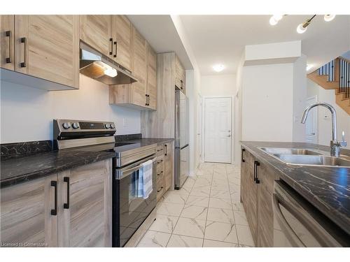 27 Aviron Crescent, Welland, ON - Indoor Photo Showing Kitchen With Double Sink