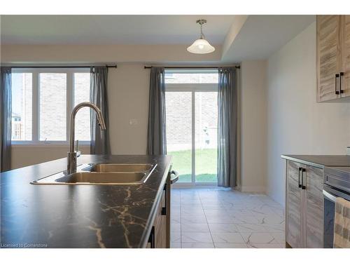 27 Aviron Crescent, Welland, ON - Indoor Photo Showing Kitchen With Double Sink