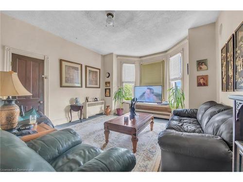 441 Barton Street, Stoney Creek, ON - Indoor Photo Showing Living Room