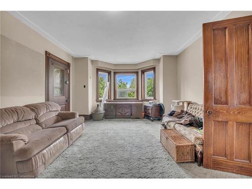 441 Barton Street, Stoney Creek, ON - Indoor Photo Showing Living Room