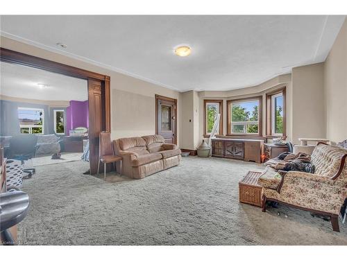 441 Barton Street, Stoney Creek, ON - Indoor Photo Showing Living Room