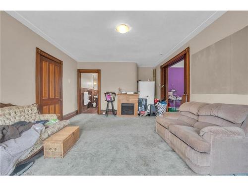 441 Barton Street, Stoney Creek, ON - Indoor Photo Showing Living Room