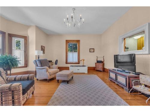 141 Mount Albion Road, Hamilton, ON - Indoor Photo Showing Living Room