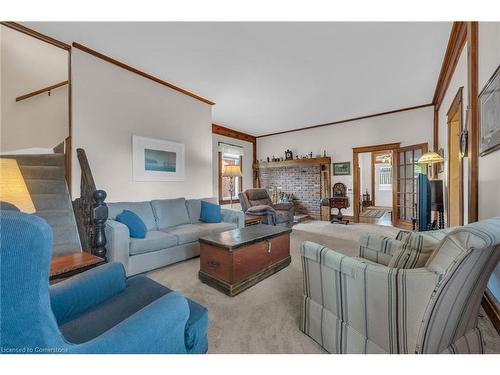 141 Mount Albion Road, Hamilton, ON - Indoor Photo Showing Living Room