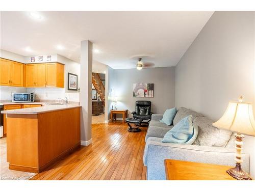 31-10 Cadham Boulevard, Hamilton, ON - Indoor Photo Showing Kitchen