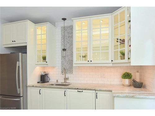 215 Rosslyn Avenue N, Hamilton, ON - Indoor Photo Showing Kitchen