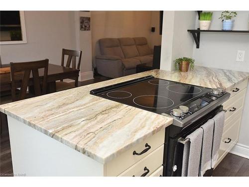 215 Rosslyn Avenue N, Hamilton, ON - Indoor Photo Showing Kitchen