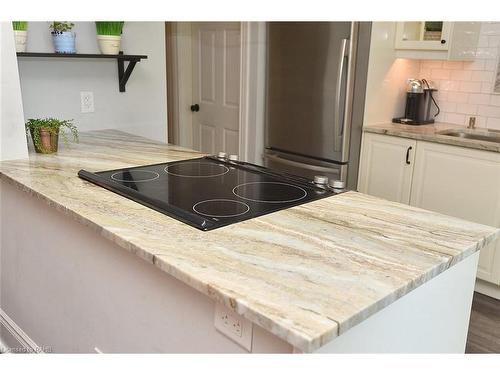 215 Rosslyn Avenue N, Hamilton, ON - Indoor Photo Showing Kitchen