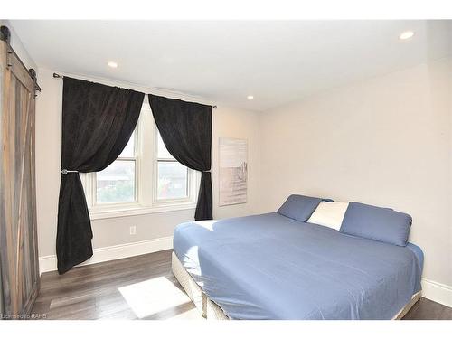 215 Rosslyn Avenue N, Hamilton, ON - Indoor Photo Showing Bedroom