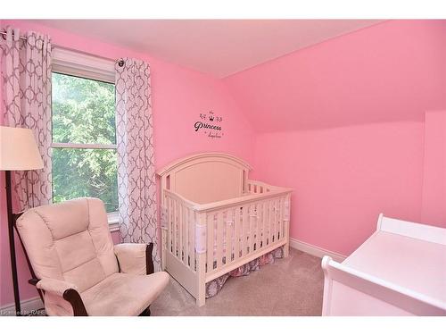 215 Rosslyn Avenue N, Hamilton, ON - Indoor Photo Showing Bedroom