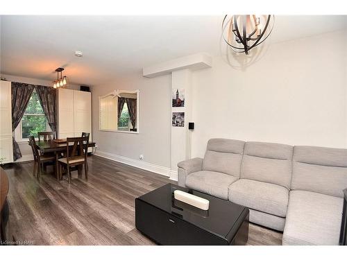 215 Rosslyn Avenue N, Hamilton, ON - Indoor Photo Showing Living Room