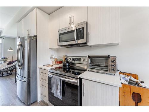 33-590 North Service Road, Stoney Creek, ON - Indoor Photo Showing Kitchen