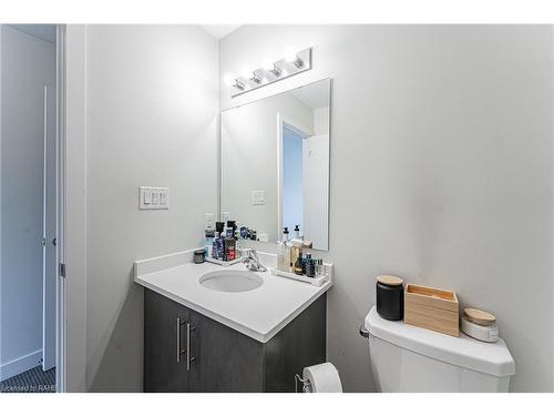 33-590 North Service Road, Stoney Creek, ON - Indoor Photo Showing Bathroom