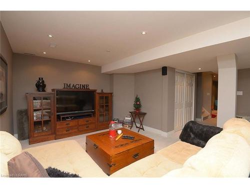 115 Emick Drive, Hamilton, ON - Indoor Photo Showing Living Room