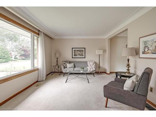 368 East Side Crescent, Burlington, ON - Indoor Photo Showing Living Room