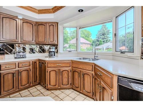 394 Scenic Drive, Hamilton, ON - Indoor Photo Showing Kitchen