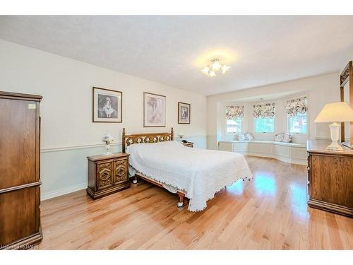 394 Scenic Drive, Hamilton, ON - Indoor Photo Showing Bedroom