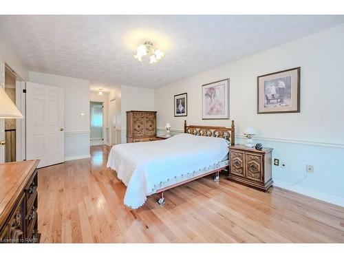 394 Scenic Drive, Hamilton, ON - Indoor Photo Showing Bedroom