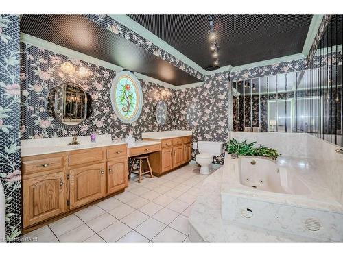 394 Scenic Drive, Hamilton, ON - Indoor Photo Showing Bathroom