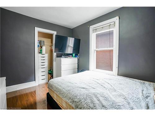 196 Avondale Street, Hamilton, ON - Indoor Photo Showing Bedroom