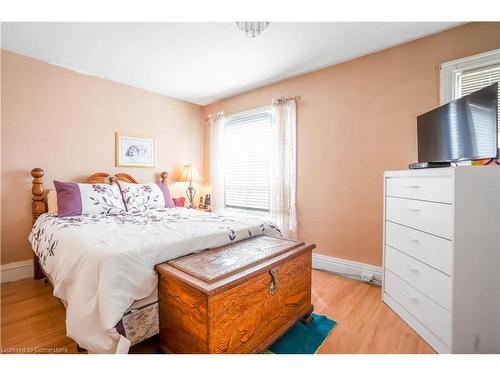 196 Avondale Street, Hamilton, ON - Indoor Photo Showing Bedroom