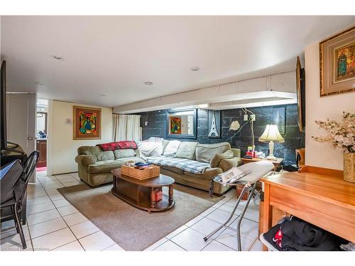 196 Avondale Street, Hamilton, ON - Indoor Photo Showing Living Room