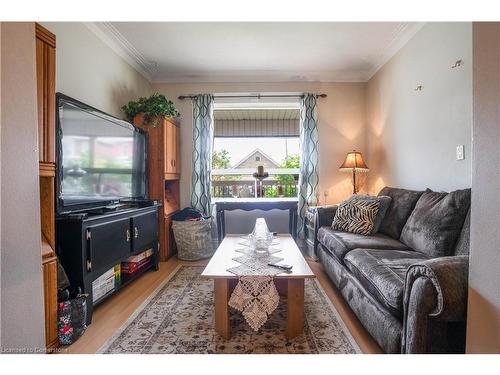 196 Avondale Street, Hamilton, ON - Indoor Photo Showing Living Room