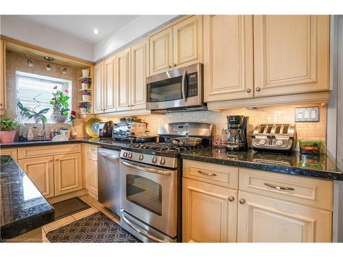 196 Avondale Street, Hamilton, ON - Indoor Photo Showing Kitchen