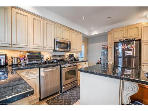 196 Avondale Street, Hamilton, ON - Indoor Photo Showing Kitchen