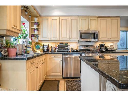 196 Avondale Street, Hamilton, ON - Indoor Photo Showing Kitchen