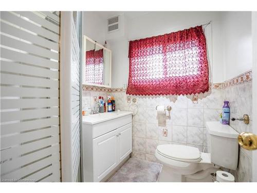 196 Avondale Street, Hamilton, ON - Indoor Photo Showing Bathroom