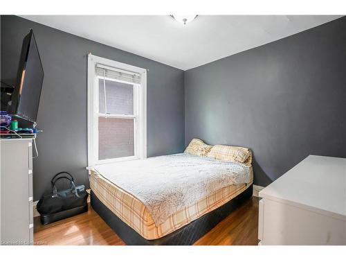 196 Avondale Street, Hamilton, ON - Indoor Photo Showing Bedroom