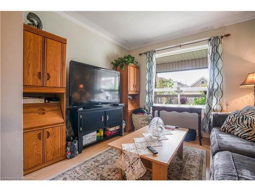 196 Avondale Street, Hamilton, ON - Indoor Photo Showing Living Room