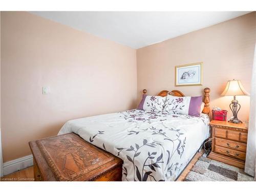 196 Avondale Street, Hamilton, ON - Indoor Photo Showing Bedroom