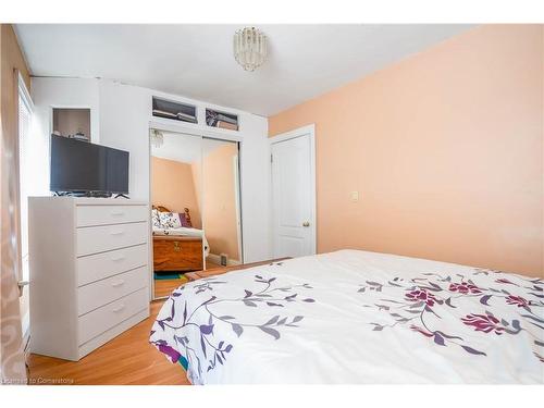 196 Avondale Street, Hamilton, ON - Indoor Photo Showing Bedroom