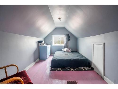 196 Avondale Street, Hamilton, ON - Indoor Photo Showing Bedroom