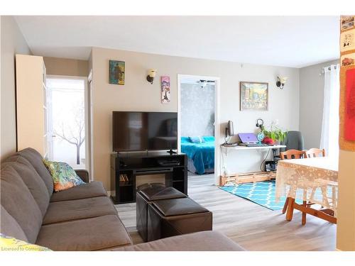 25-2373 King Street E, Hamilton, ON - Indoor Photo Showing Living Room