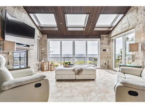 56 Aquamarine Drive, Hamilton, ON - Indoor Photo Showing Living Room