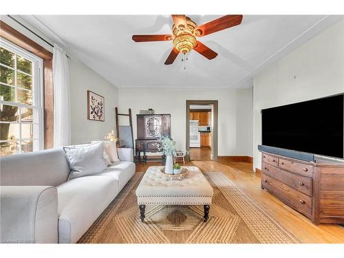 1549 Thompson Road E, Waterford, ON - Indoor Photo Showing Living Room