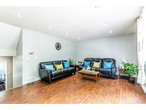 M7-444 Stone Church Road W, Hamilton, ON - Indoor Photo Showing Living Room