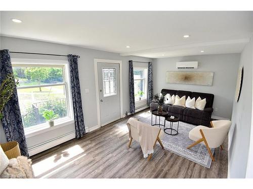 40 Mcmurray Street, Brantford, ON - Indoor Photo Showing Living Room