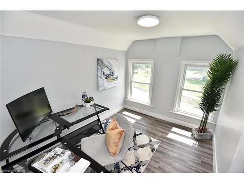 40 Mcmurray Street, Brantford, ON - Indoor Photo Showing Living Room