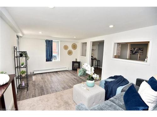 40 Mcmurray Street, Brantford, ON - Indoor Photo Showing Living Room