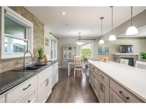 5 Pine Street, Niagara-On-The-Lake, ON - Indoor Photo Showing Kitchen With Double Sink With Upgraded Kitchen