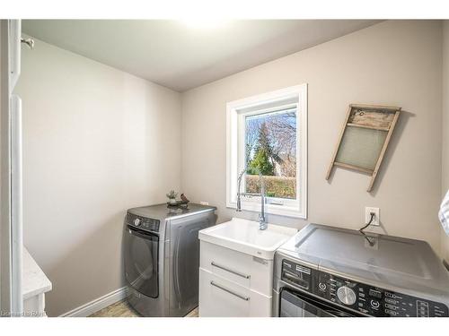 5 Pine Street, Niagara-On-The-Lake, ON - Indoor Photo Showing Laundry Room