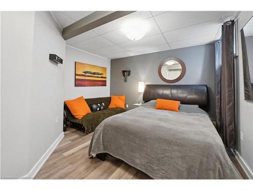 33 Leslie Drive, Stoney Creek, ON - Indoor Photo Showing Bedroom