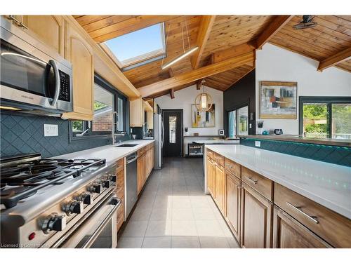 33 Leslie Drive, Stoney Creek, ON - Indoor Photo Showing Kitchen With Upgraded Kitchen