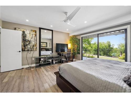 33 Leslie Drive, Stoney Creek, ON - Indoor Photo Showing Bedroom