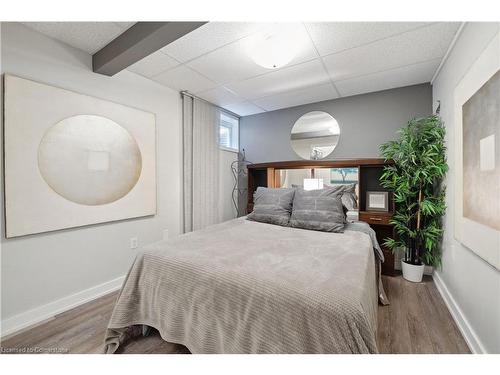 33 Leslie Drive, Stoney Creek, ON - Indoor Photo Showing Bedroom